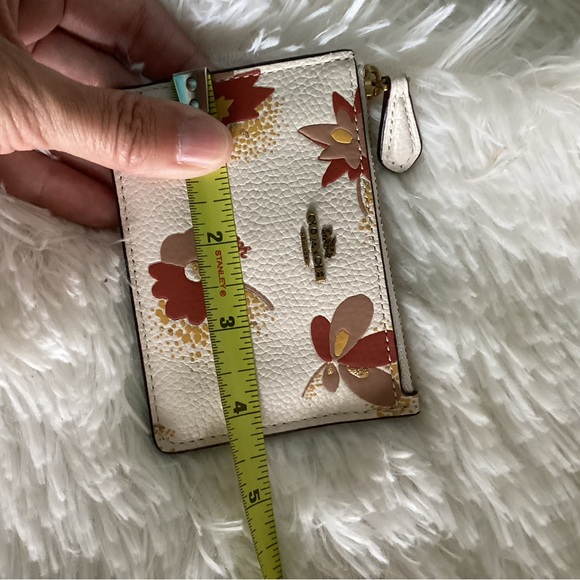 Coach ID case. Great condition. Great accent piece - Picture 4 of 4